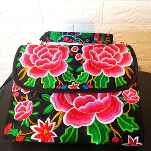 Embroidered hand purse w/flowers
